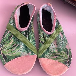 Fitkicks size medium (7-8) exercise shoe